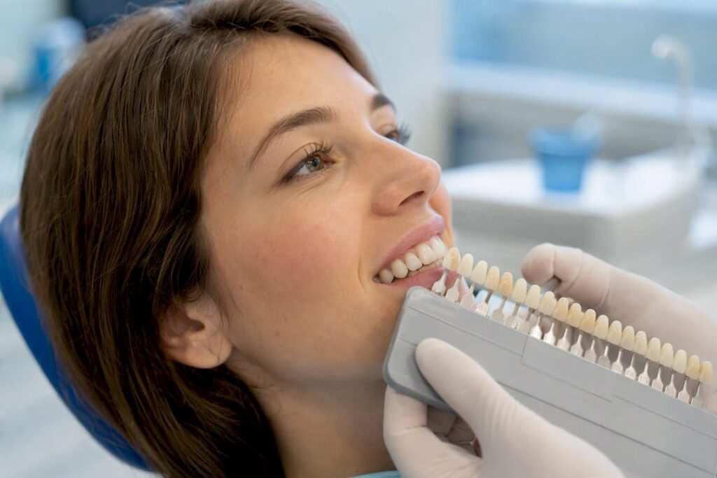 Il dentista abbina il colore della faccetta a quello dei denti